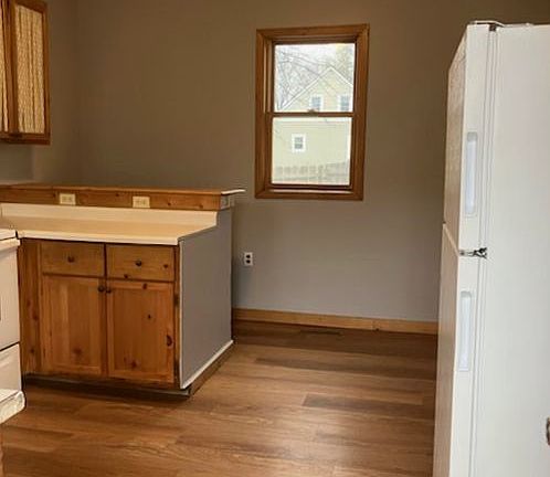 3rd image of 229 Forest Ave W Back 2