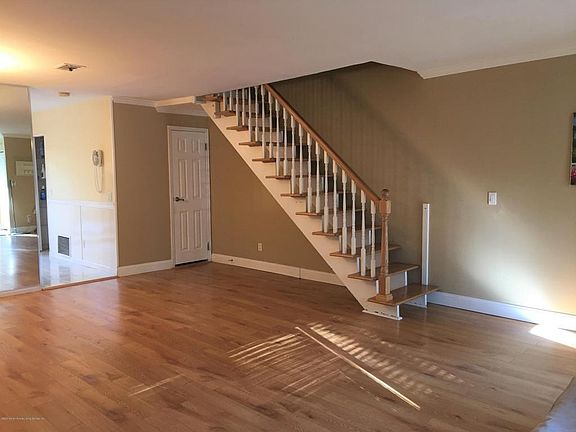 3rd image of 44 Belmar Dr W