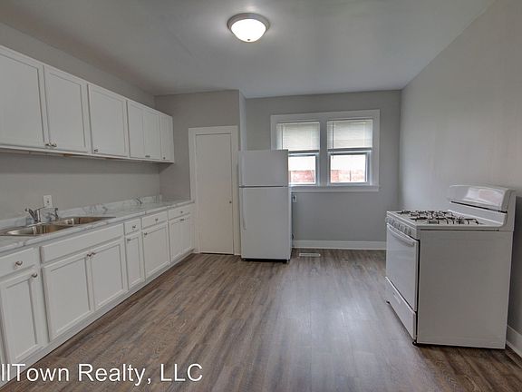 3rd image of 1620 W 4th St