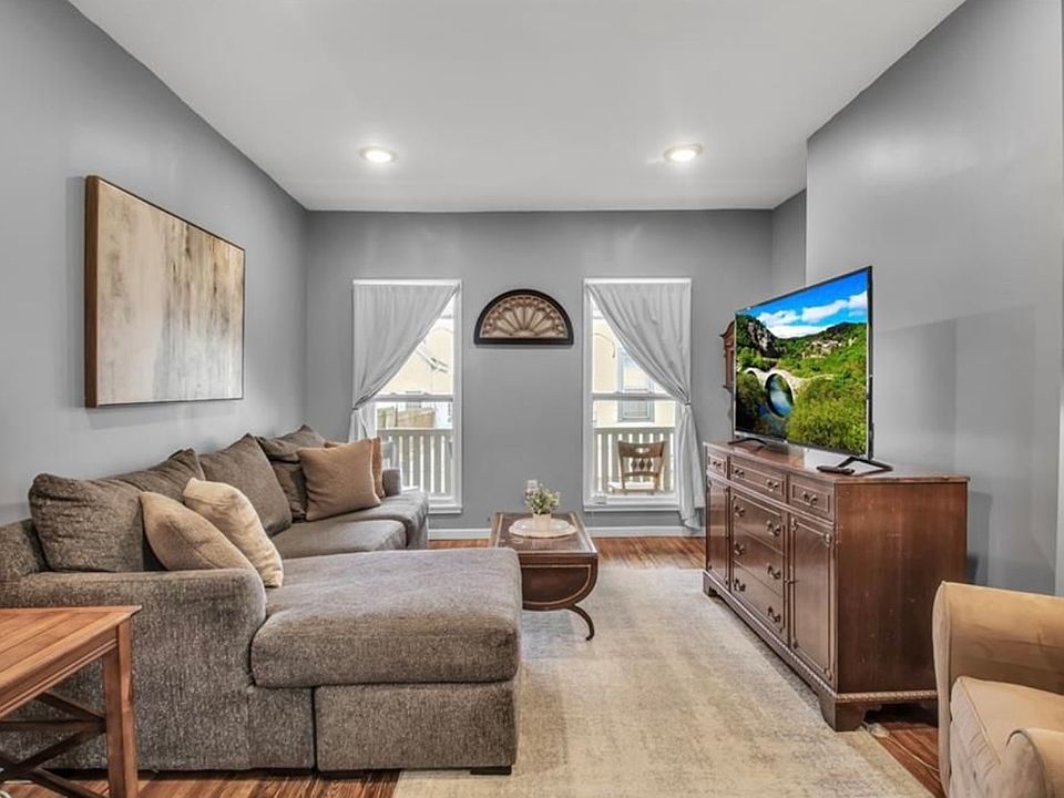 1st image of 322 Fargo Ave Floor 1