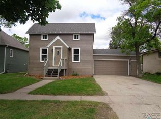 818 E 7th St, Dell Rapids, SD 57022