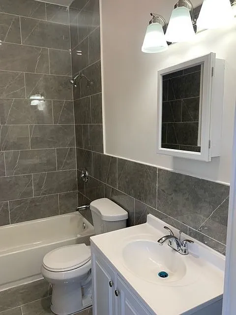 Updated 2-Bedroom Fishtown Townhome with Central Air — Photo 4