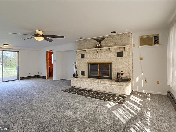 4th image of 950 W Trindle Rd