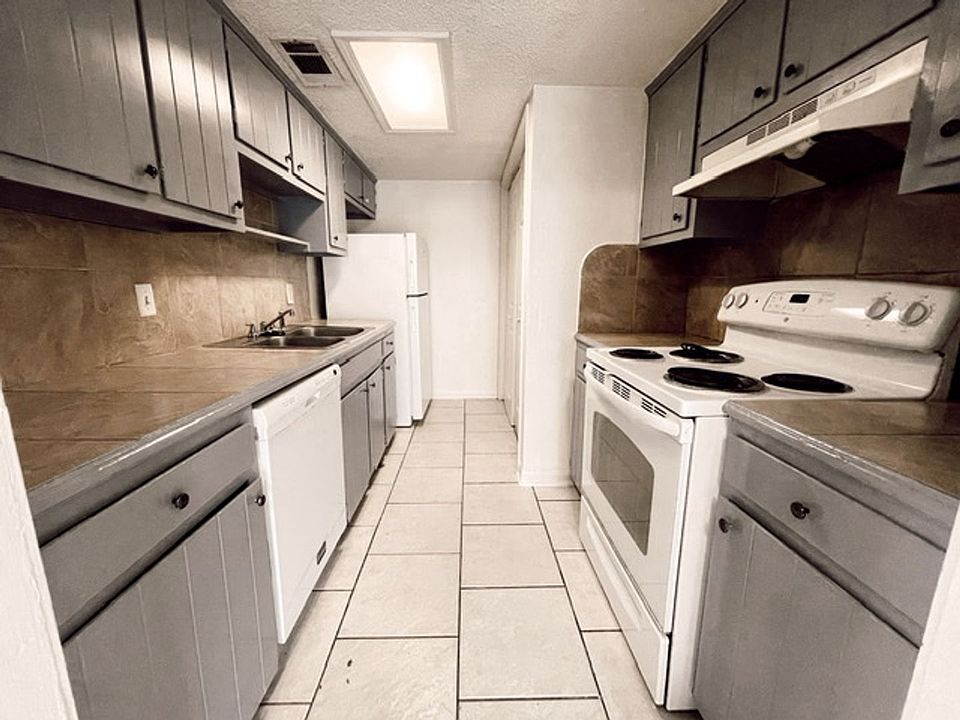 1st image of 8220A Governor Dr