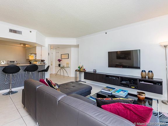 5th image of 3225 NE 184th St APT 10304