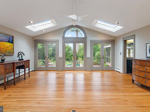 4th image of 214 Wardour Dr