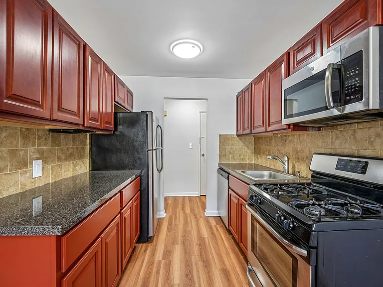 Southgate Apartments — Photo 2