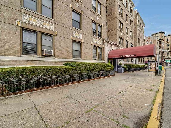 4th image of 2787 Kennedy Blvd #207