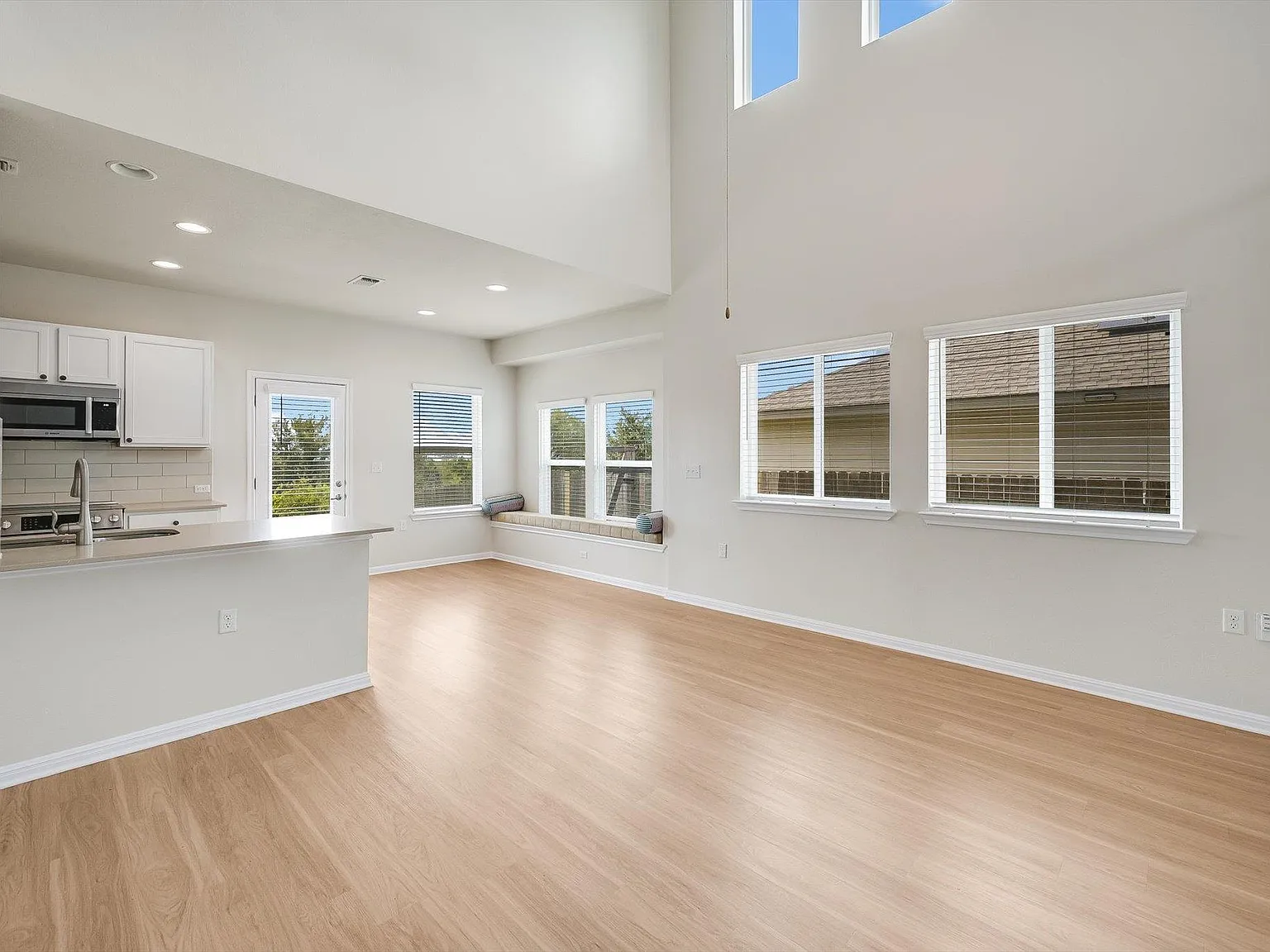 3 bed, 2.5 bath, 1878 sqft, $2,400 — Photo 3