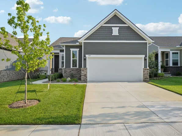 1507 Landings Ln, Milford, MI 48381