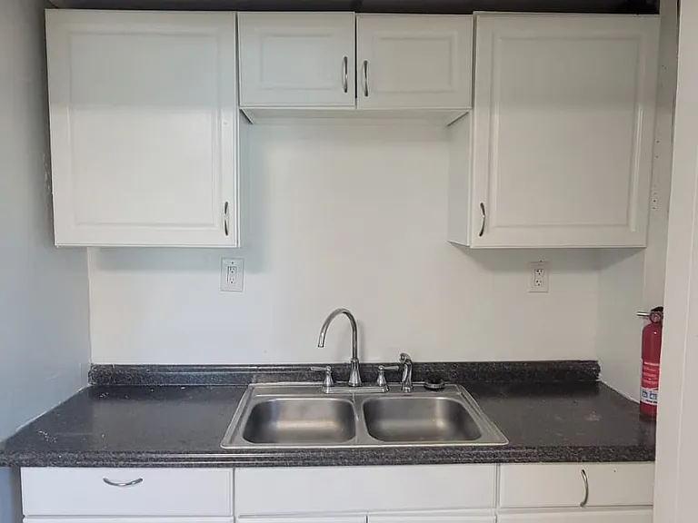 400 W Market St #3 — Photo 2
