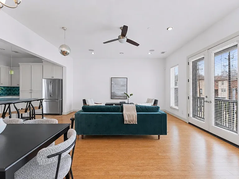 1121 Moy St — Photo 7