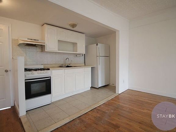 5th image of 21 Jefferson Ave #4