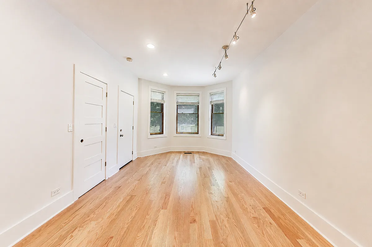 Building Photo - 2132 N Oakley Ave #1