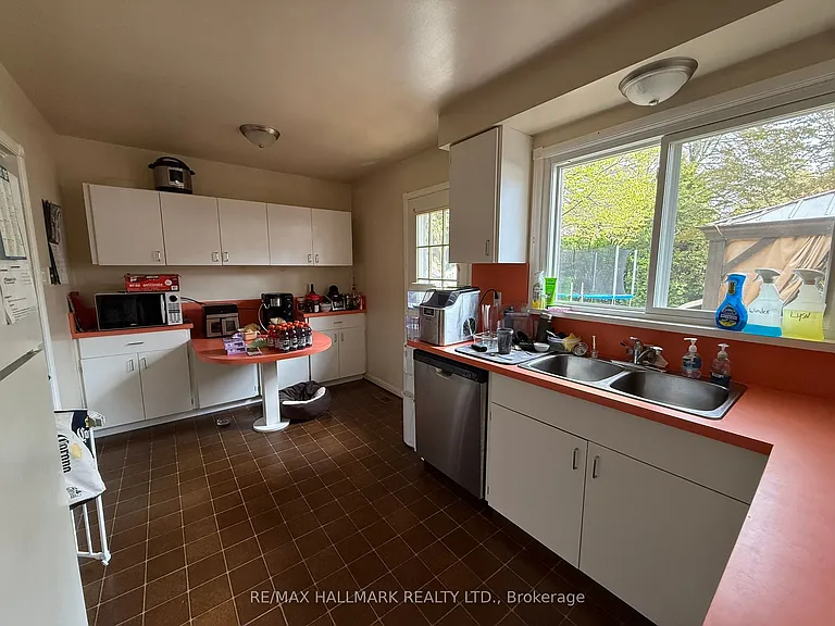 357 Monica Cres — Photo 9