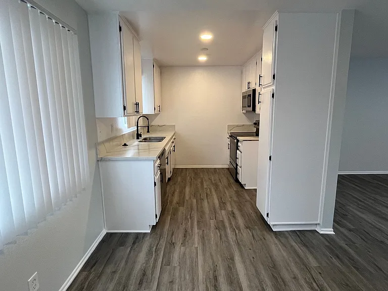 6651 Haskell Ave — Photo 5
