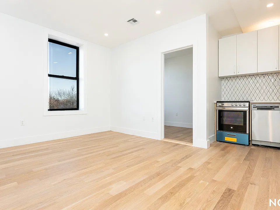 1635 Putnam Ave #4C