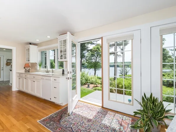 8 Lakeshore Dr, Norfolk, MA 02056