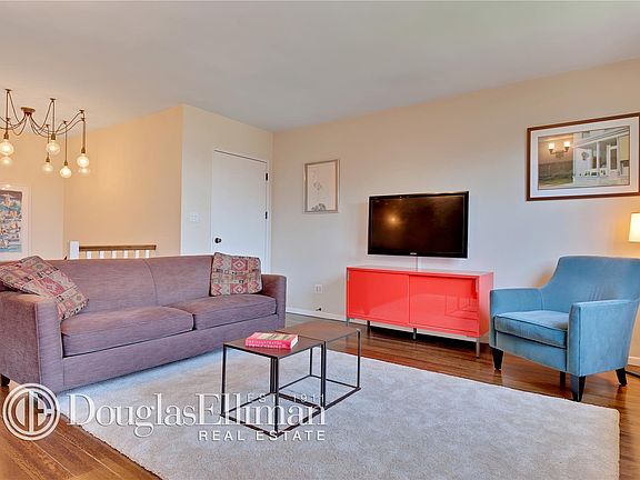 2nd image of 350 Bleecker St APT 6L