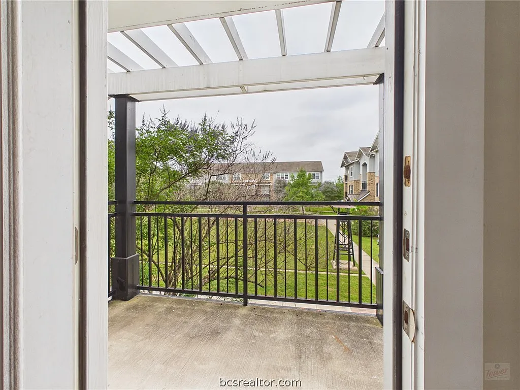 2 bed, 2.5 bath, 1052 sqft, $1,100 — Photo 3