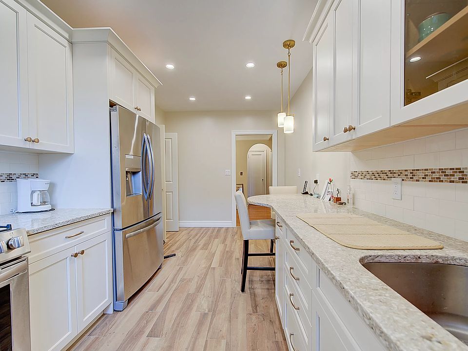 1st image of 117 Park Ln S #D3g