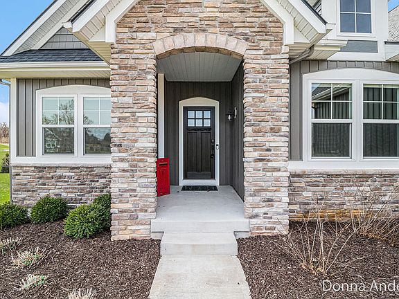 3rd image of 8268 Hidden Canyon Dr NE