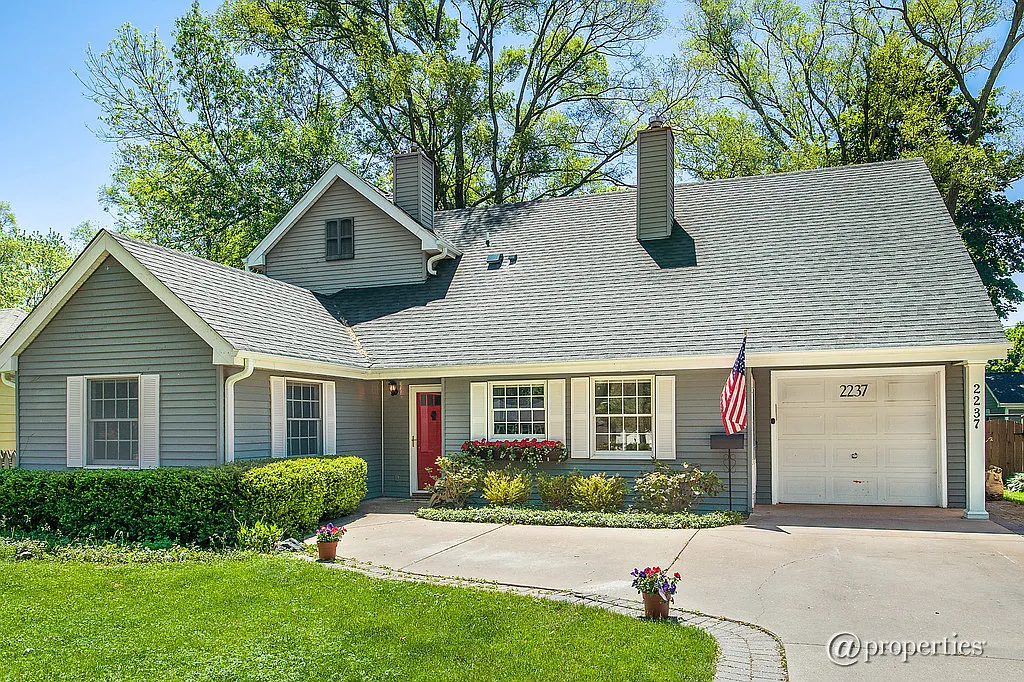 2237 Oak Ave photo 1
