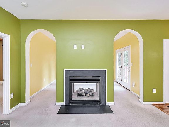 Double sided gas fireplace