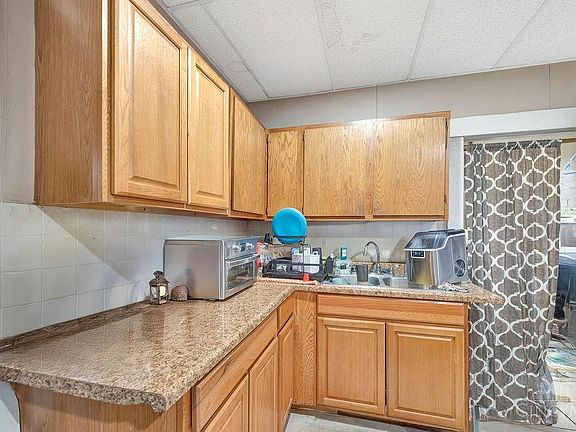 4th image of 518 Vine St