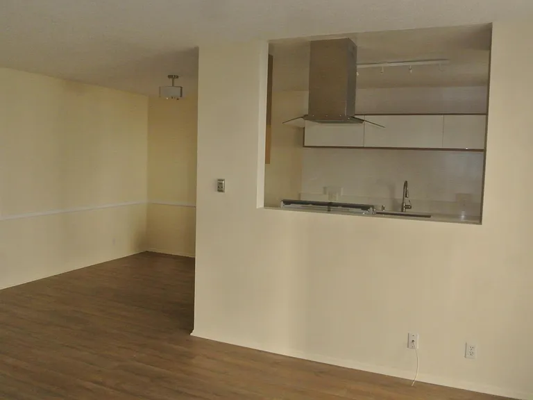 N Ogden Dr — Photo 2