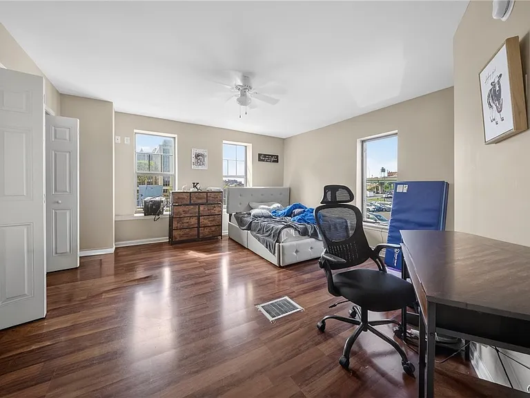 447 E Washington St — Photo 18