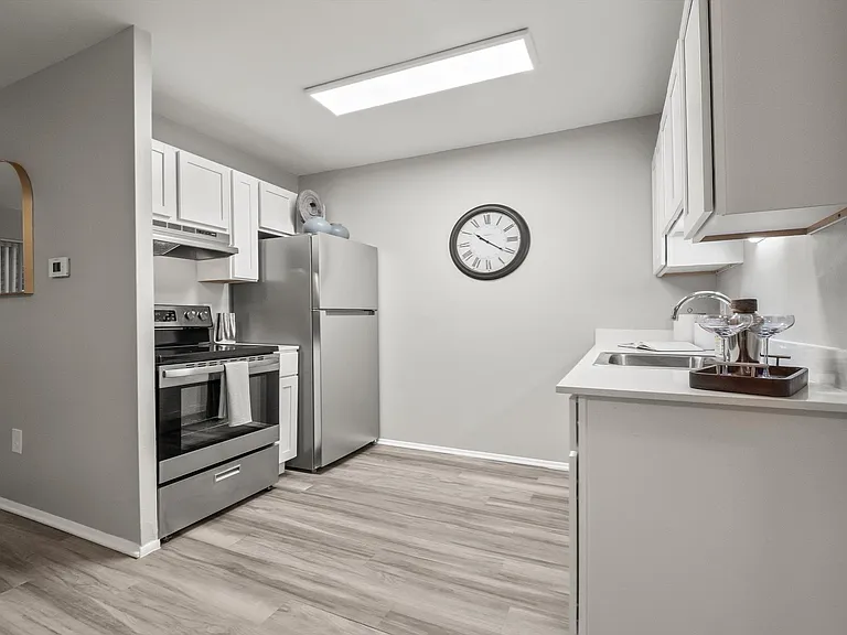 Huntington House Apartments — Photo 6