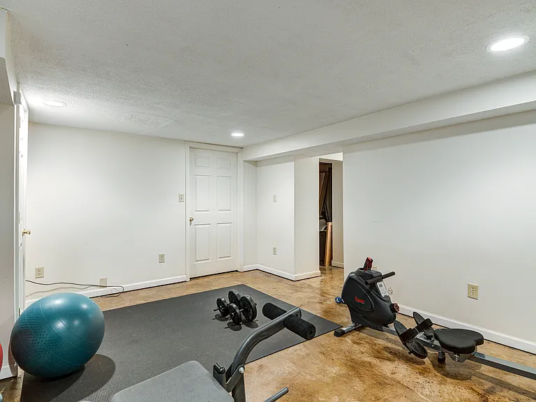 1052 N Layman Ave — Photo 25