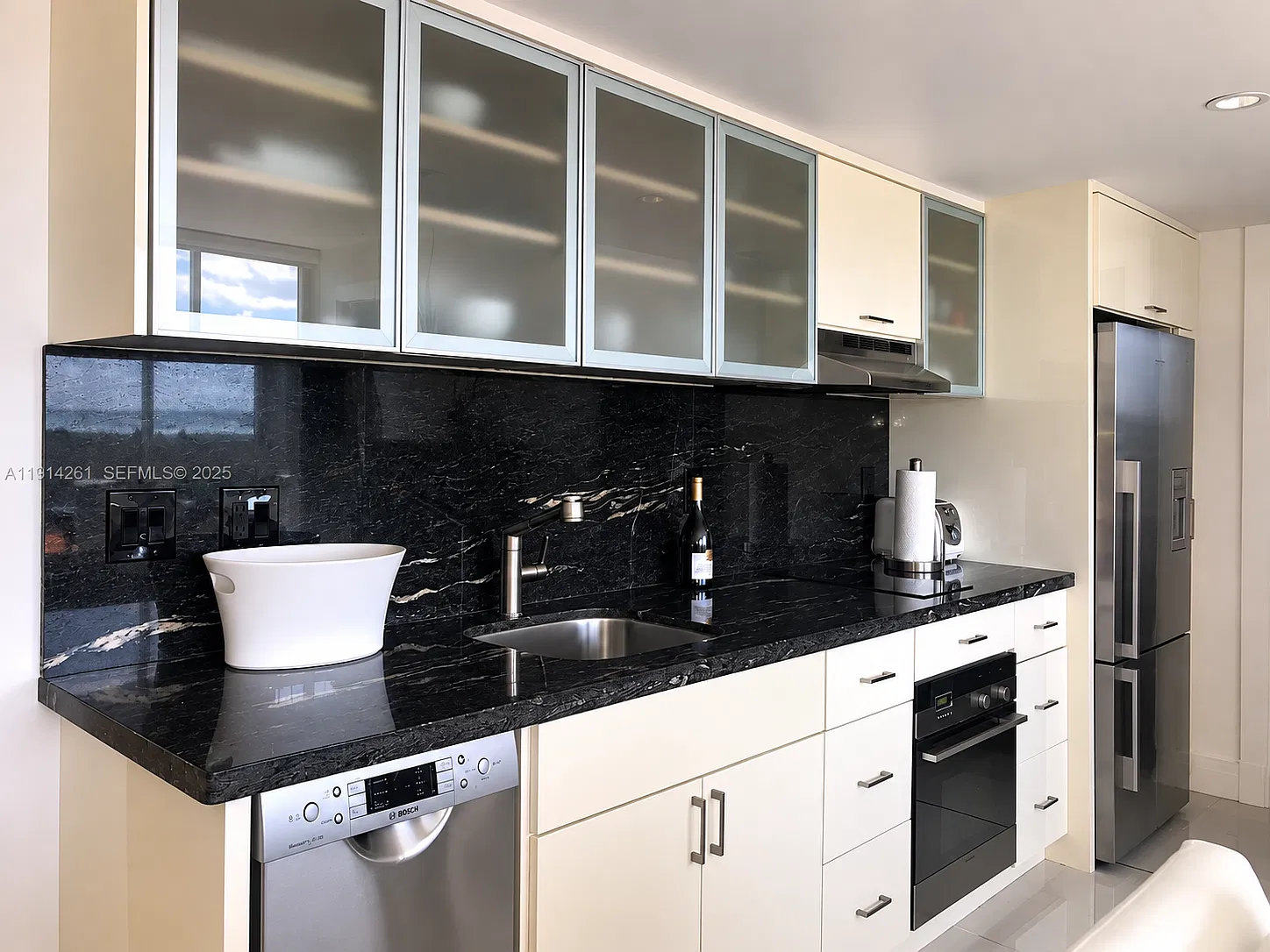 2951 S Bayshore Dr — Photo 4