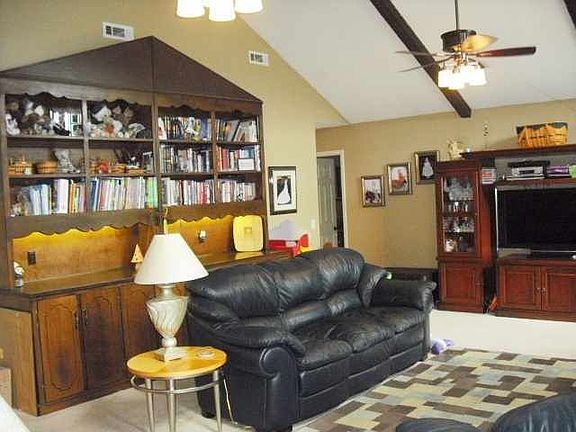 3rd image of 402 Lake Oliver Dr
