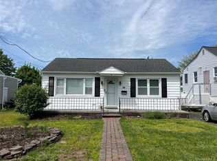 84 Boylan Ln, Blue Point, NY 11715