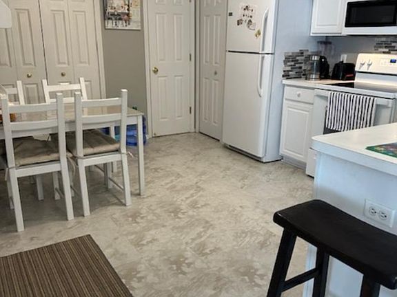 3rd image of 15875 Firtree Ln