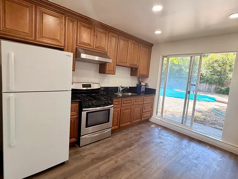 7031 Balcom Ave — Photo 2
