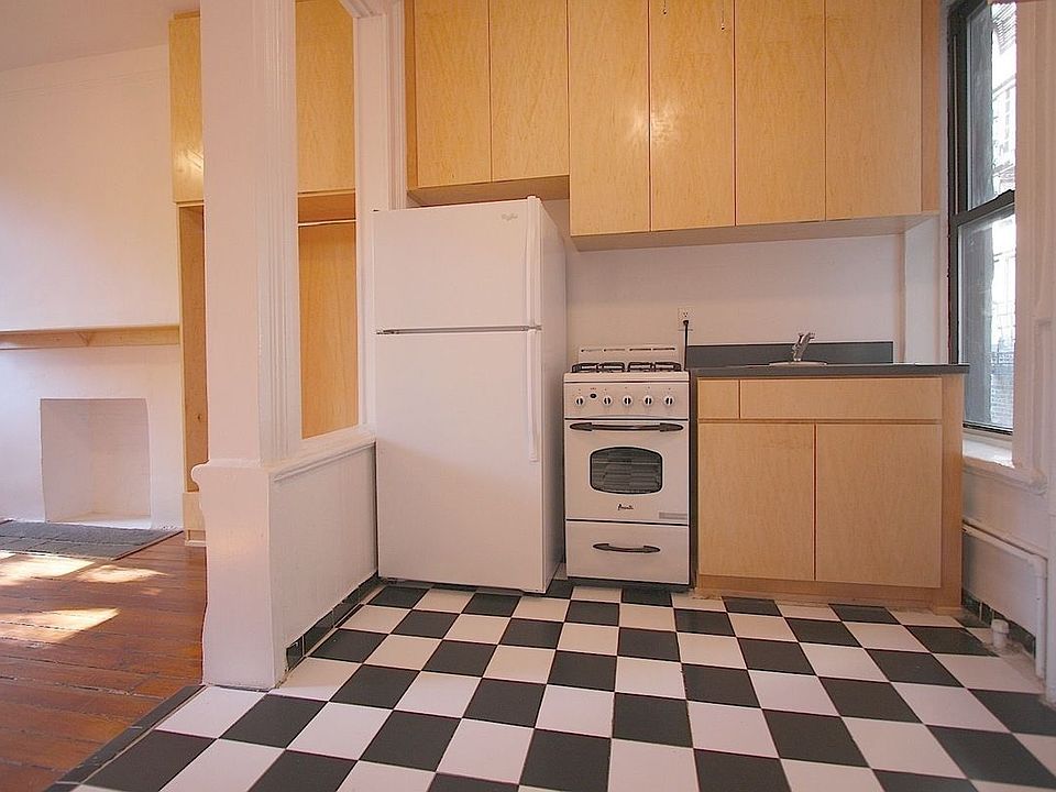 2nd image of 30 Cornelia St APT 6