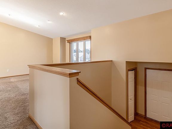 4th image of 325 Woodridge Dr