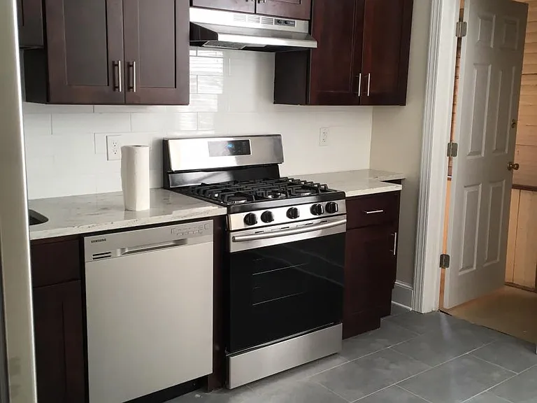104 W 3rd St #2 — Photo 4