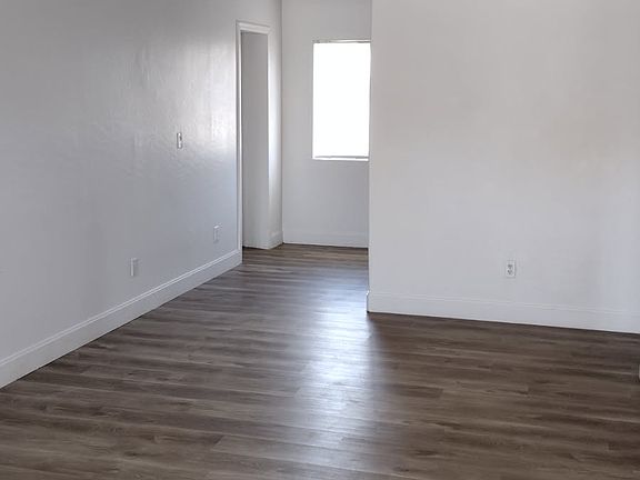 4th image of 556 W Wilson Ave APT C