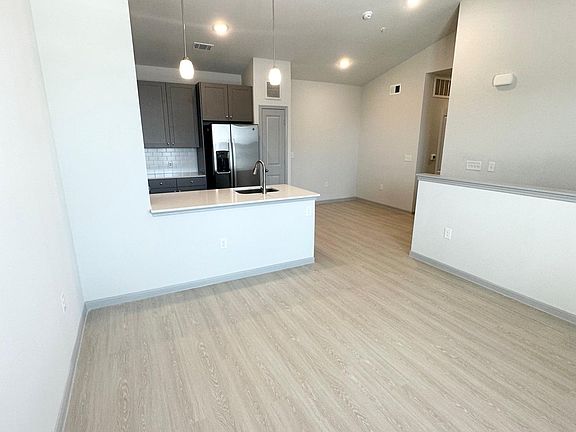 3rd image of 1019 S Heatherwilde Blvd