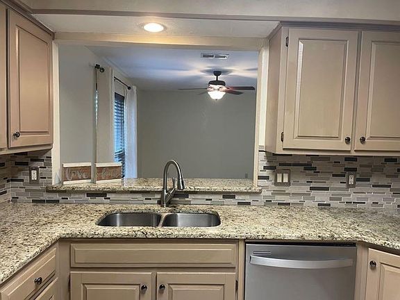 4th image of 1900 Leighton Dr