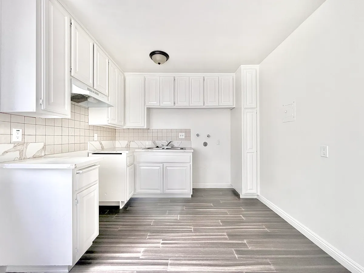 Kitchen - 6041 Pickering Ave #C