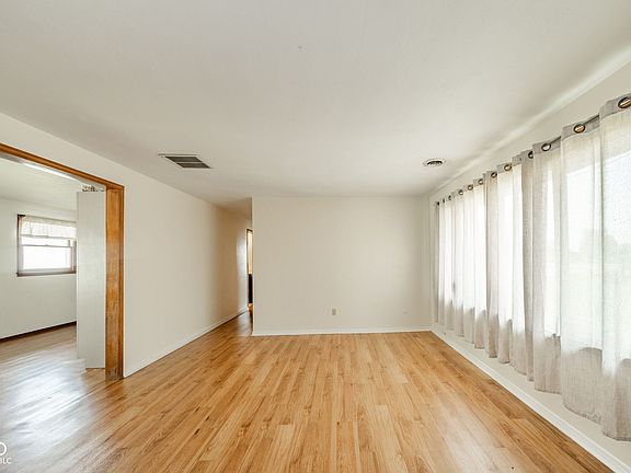 4th image of 512 E County Road 300 S
