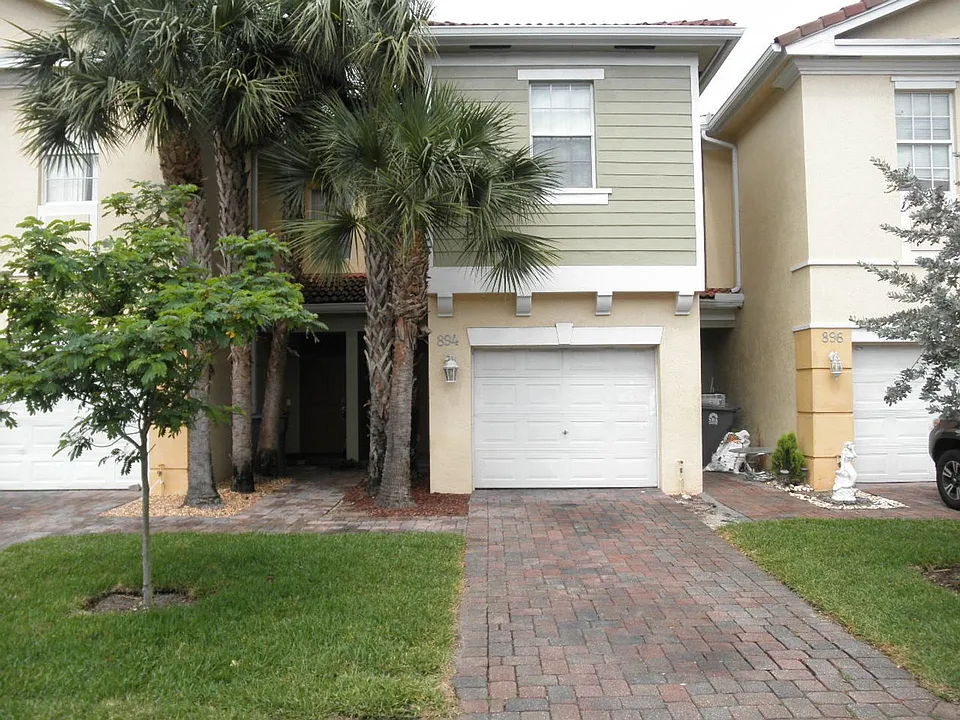 894 Pipers Cay Dr