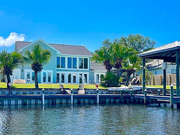 2nd image of 956 Grand Canal St