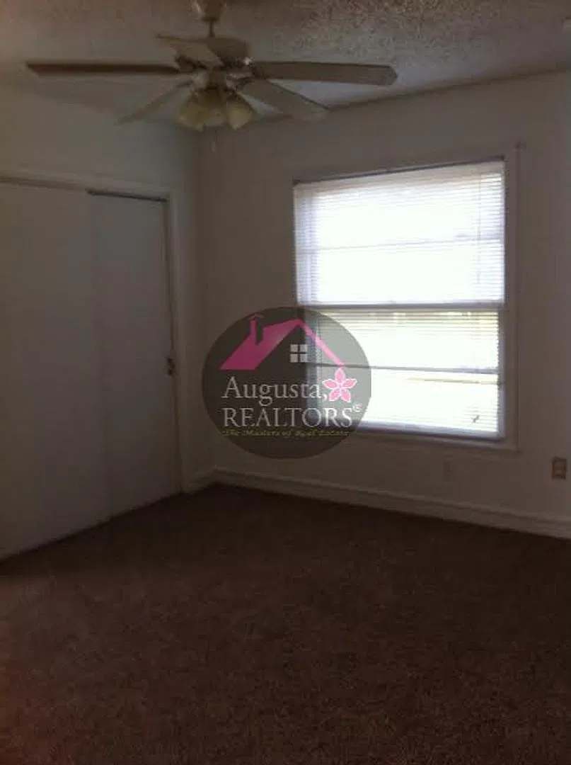 Southside 3 Bedroom with Large Fenced Backyard — Photo 3