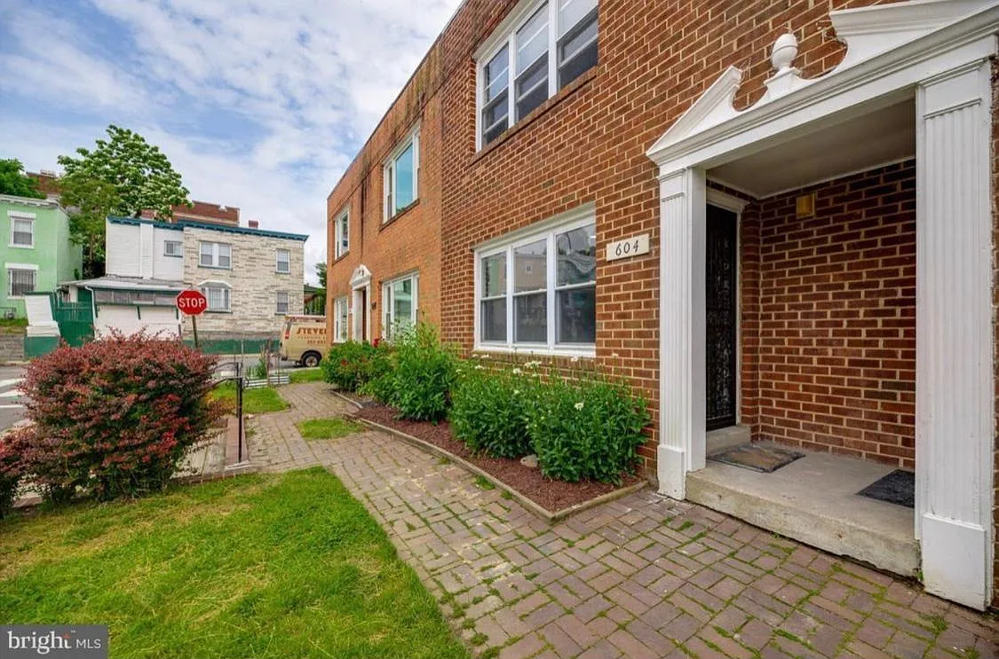 600 Newton Pl NW — Photo 1